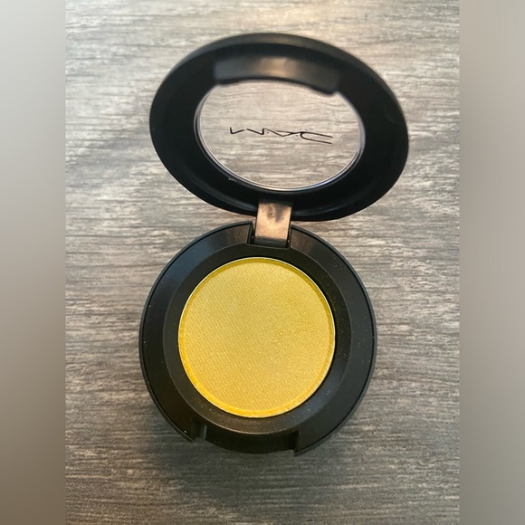 MAC Long Wearing, 8 Hours Highly Pigmented Pressed Eyeshadow-Going Bananas NEW - Picture 8 of 10